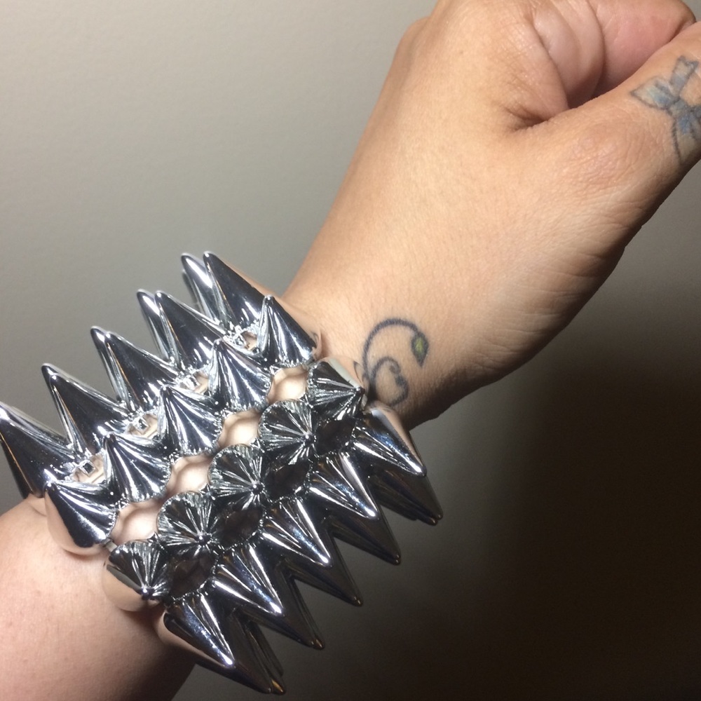 ✨ 1x Host Pick ✨Bad A$$ Spike Cuff